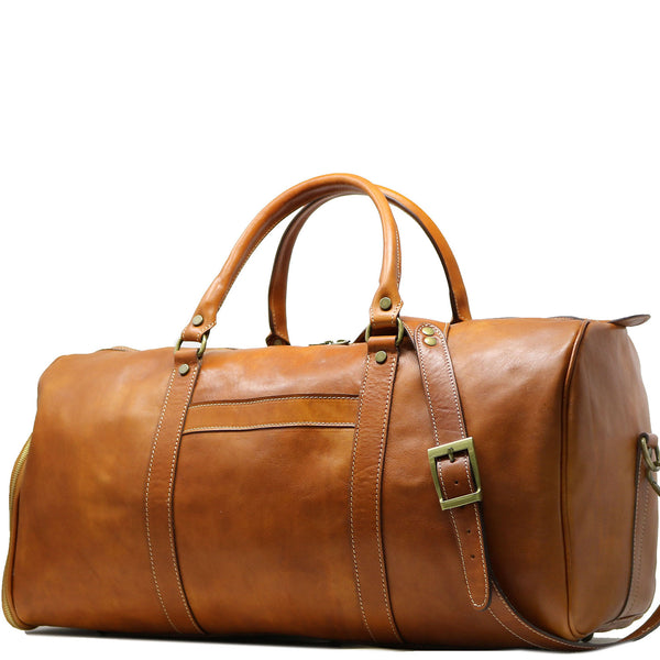 This is the Floto Lugano Weekender Duffle Bag with a built-in shoe compartment. The shoe compartment zips open on the side of the bag for easy adds. This Lugano is pictured in Olive Brown, at an angle view.
